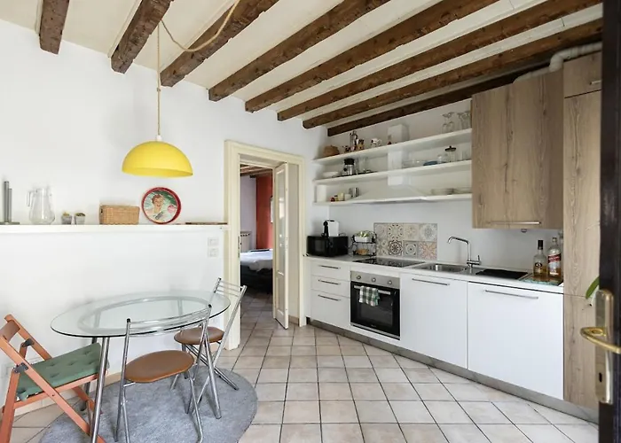 Elegant Naviglio Cool Area Large 5 Pax With Elevator *